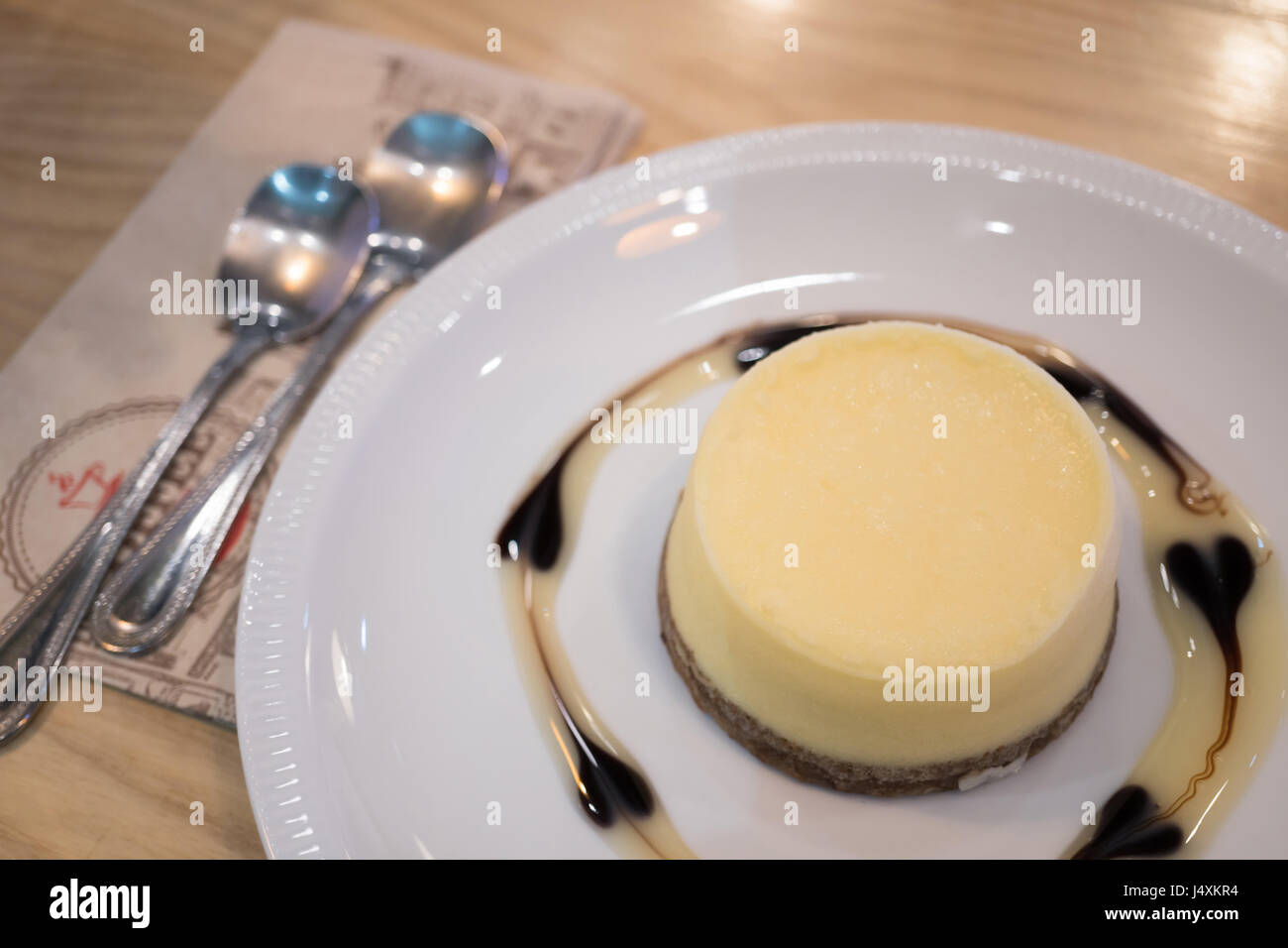 Le fromage fait maison gâteau au chocolat et crème Banque D'Images