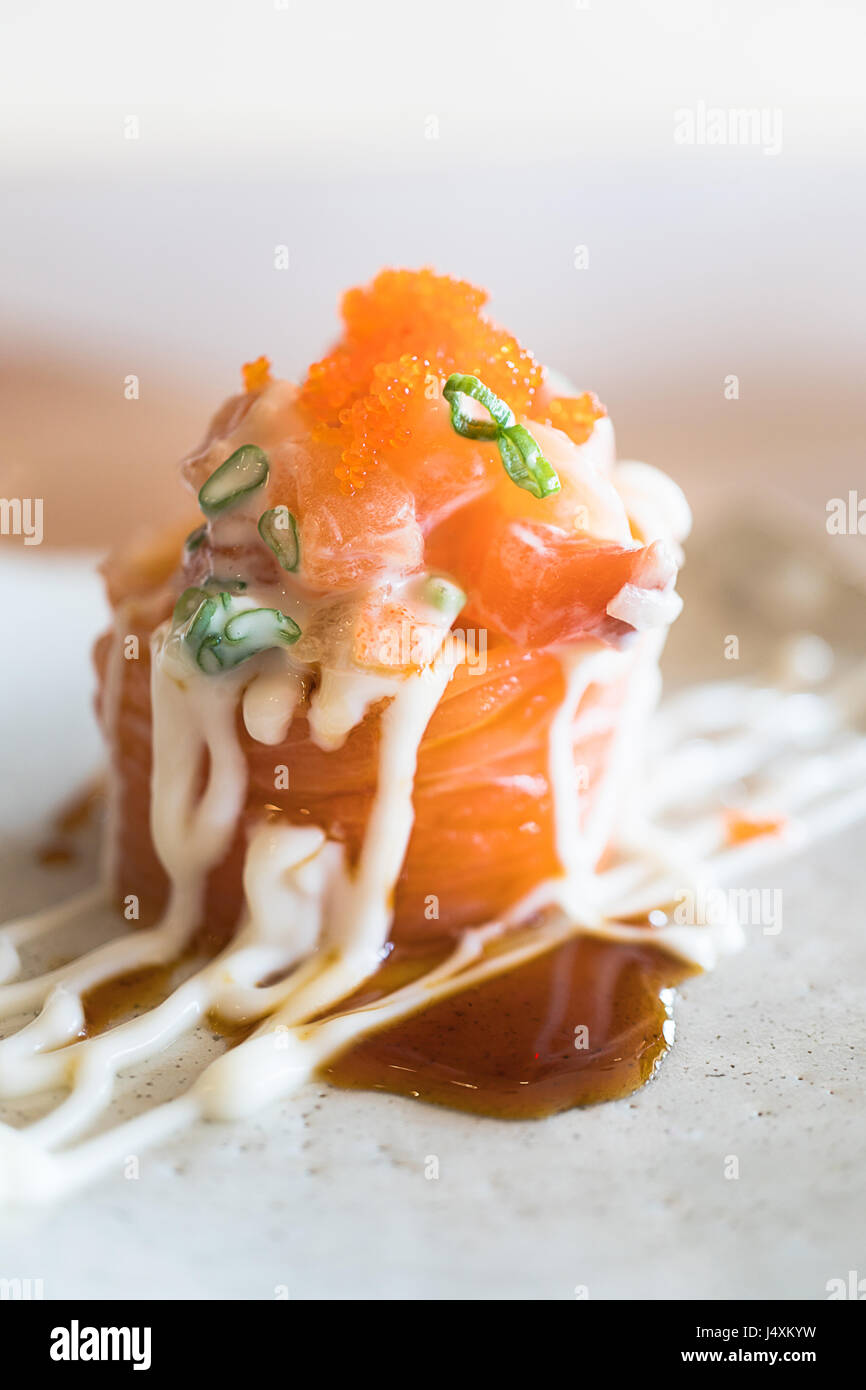 Rouleaux Sashimi au saumon à la crème et oeufs de poisson volant Banque D'Images