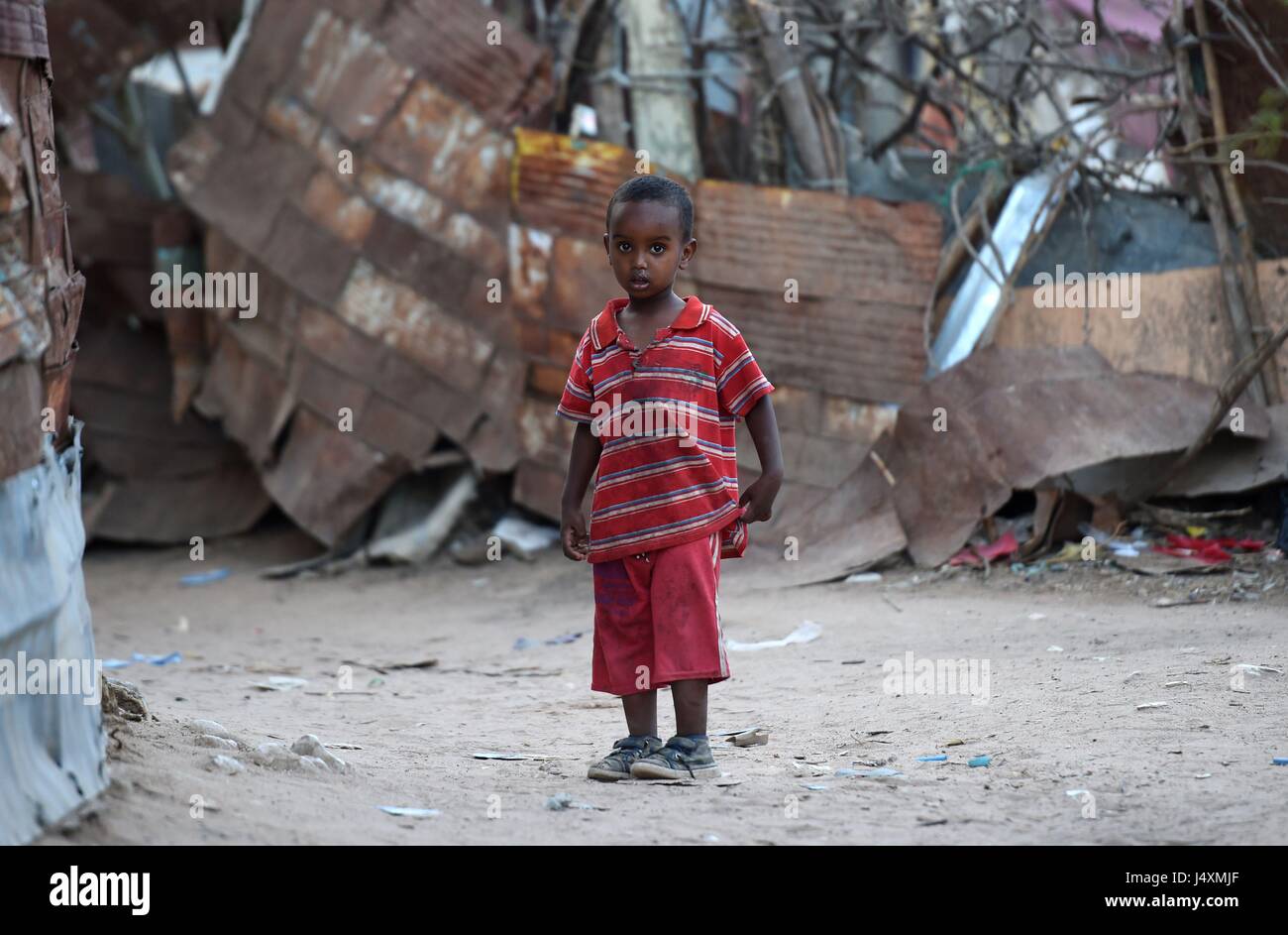 Un enfant, représenté à une personne déplacée à l'intérieur (PDI) camp à Hargeisa, Somaliland où les familles ont dû quitter leurs foyers dans les villages à la ville afin de trouver de la nourriture et de l'eau après la récente sécheresse. Banque D'Images