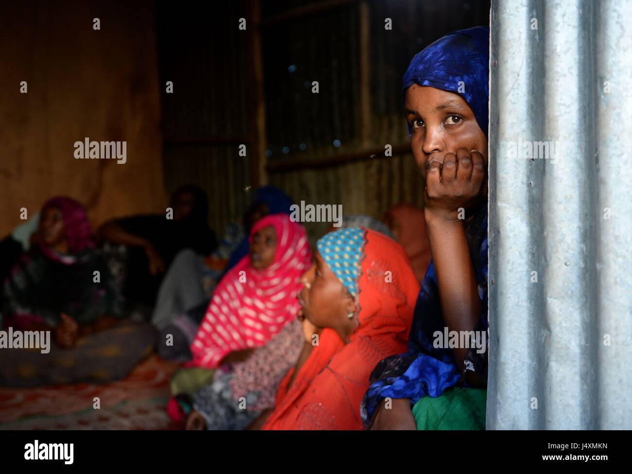 Les femmes sont représentées dans une personne déplacée à l'intérieur (PDI) camp à Hargeisa, Somaliland où les familles ont dû quitter leurs foyers dans les villages à la ville afin de trouver de la nourriture et de l'eau après la récente sécheresse. Banque D'Images