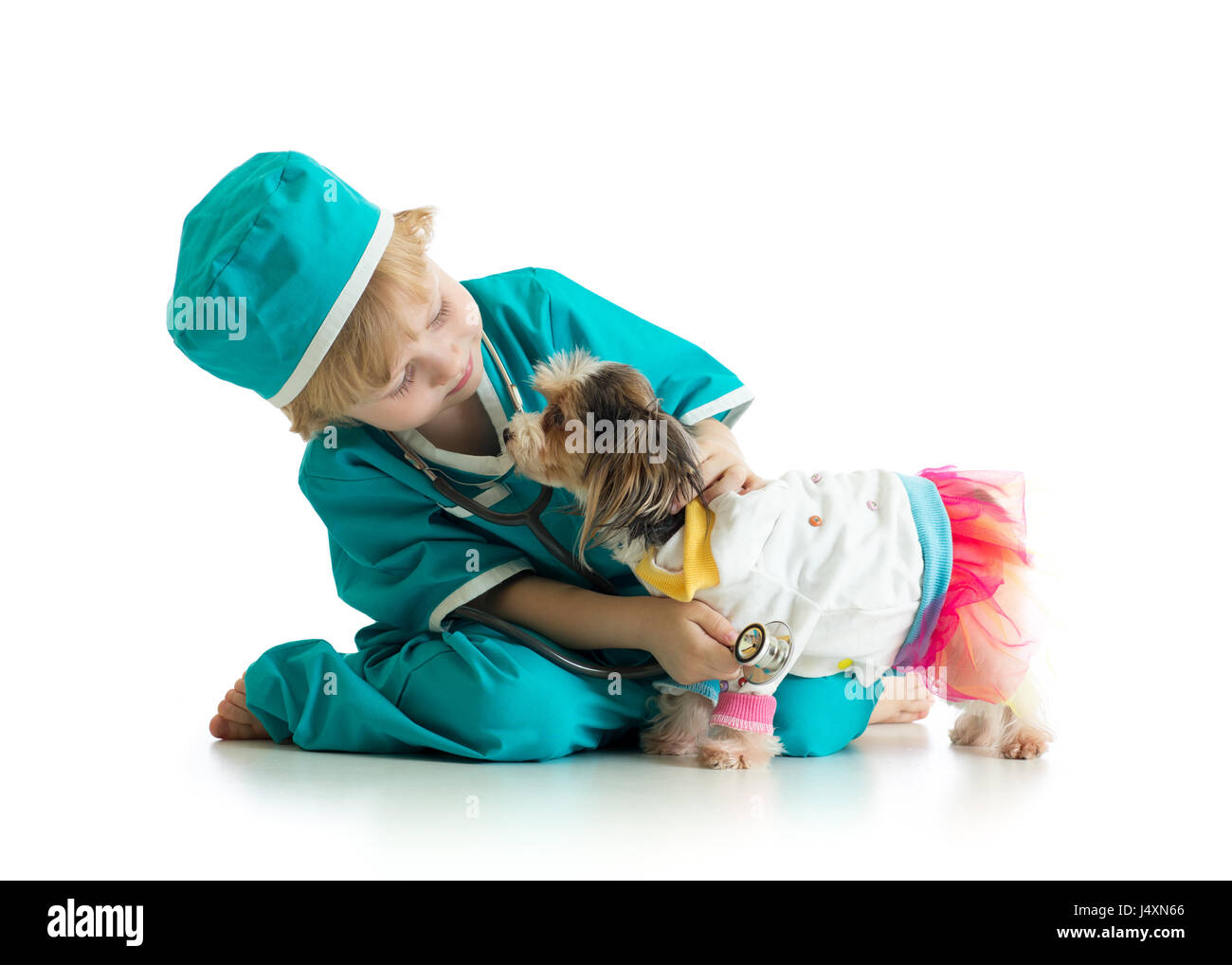 Petit garçon examinant puppy dog, isolé sur fond blanc Banque D'Images