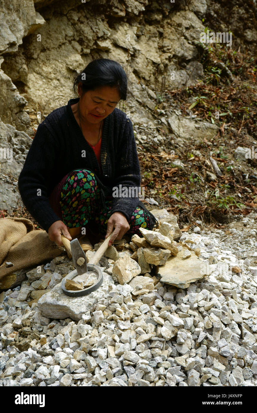 Femme crshing rock avec un marteau pour la construction de routes, Rinchenpong, Sikkim, Indiia Banque D'Images