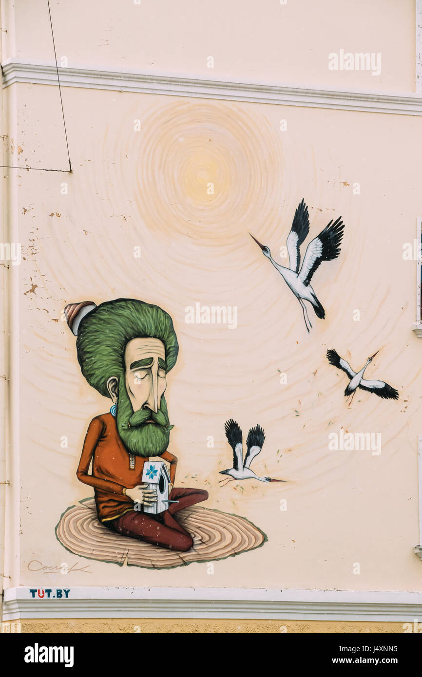 Gomel, Bélarus - Avril 9, 2017 : des graffitis dans la rue Krasnoarmeyskaya. Vieil homme met gratuitement à cigognes oiseaux de volière. Banque D'Images