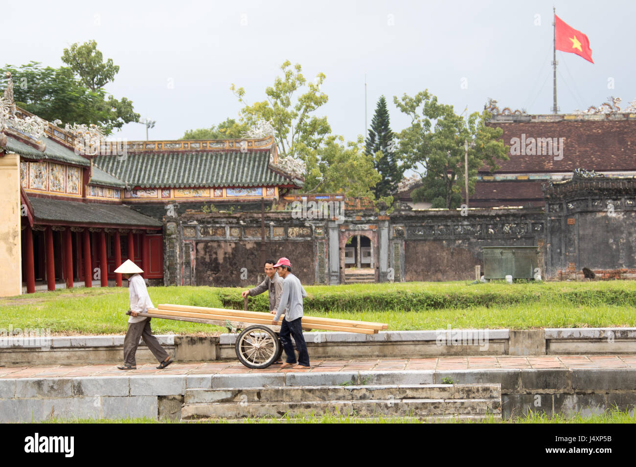 Le transport des travailleurs biuilding matériaux, Truong Sanh Palais Royal, Hue, Vietnam Banque D'Images