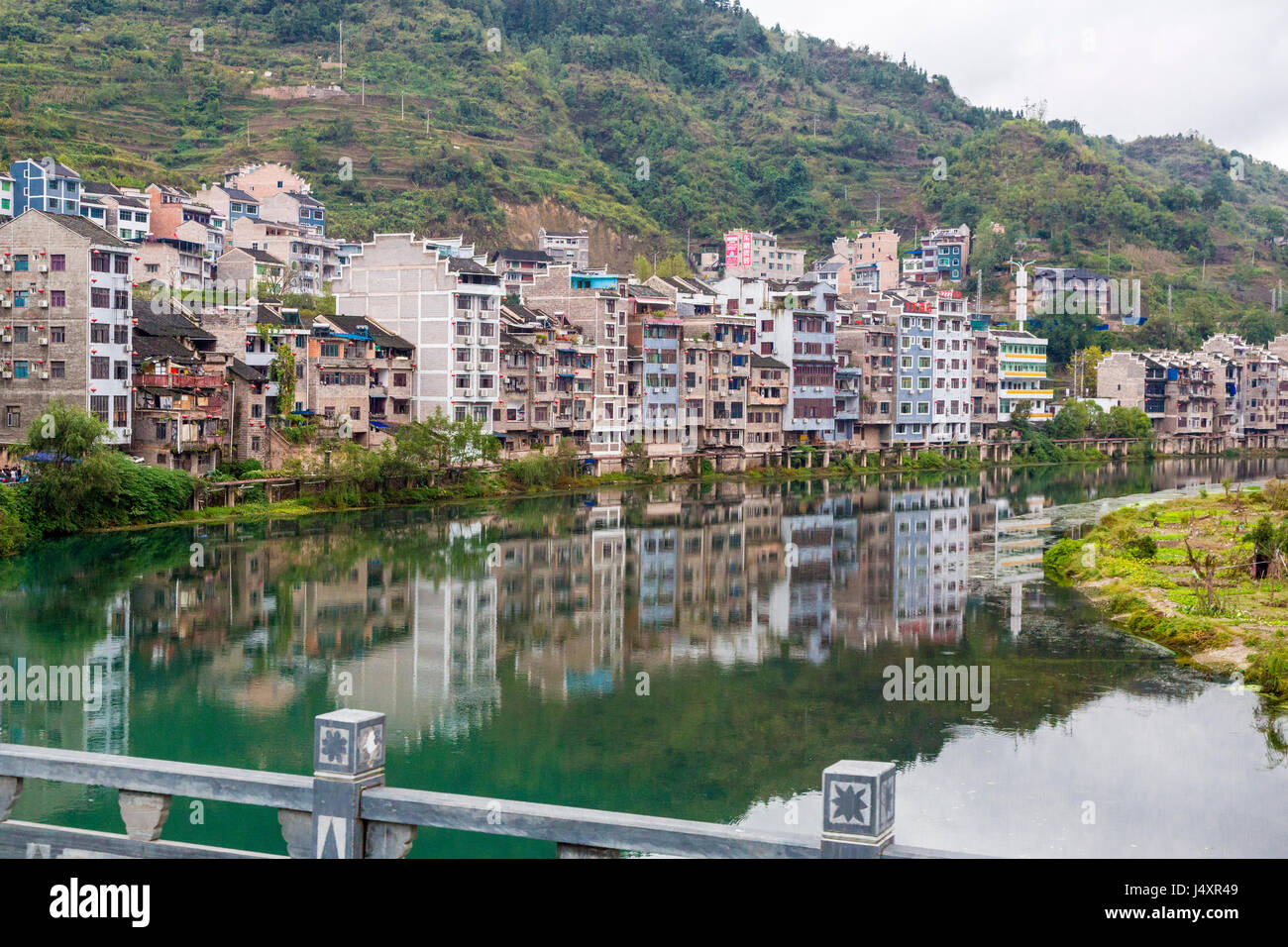 Zhenyuan, Guizhou, en Chine. Logement Appartement le long du fleuve Wuyang. Banque D'Images