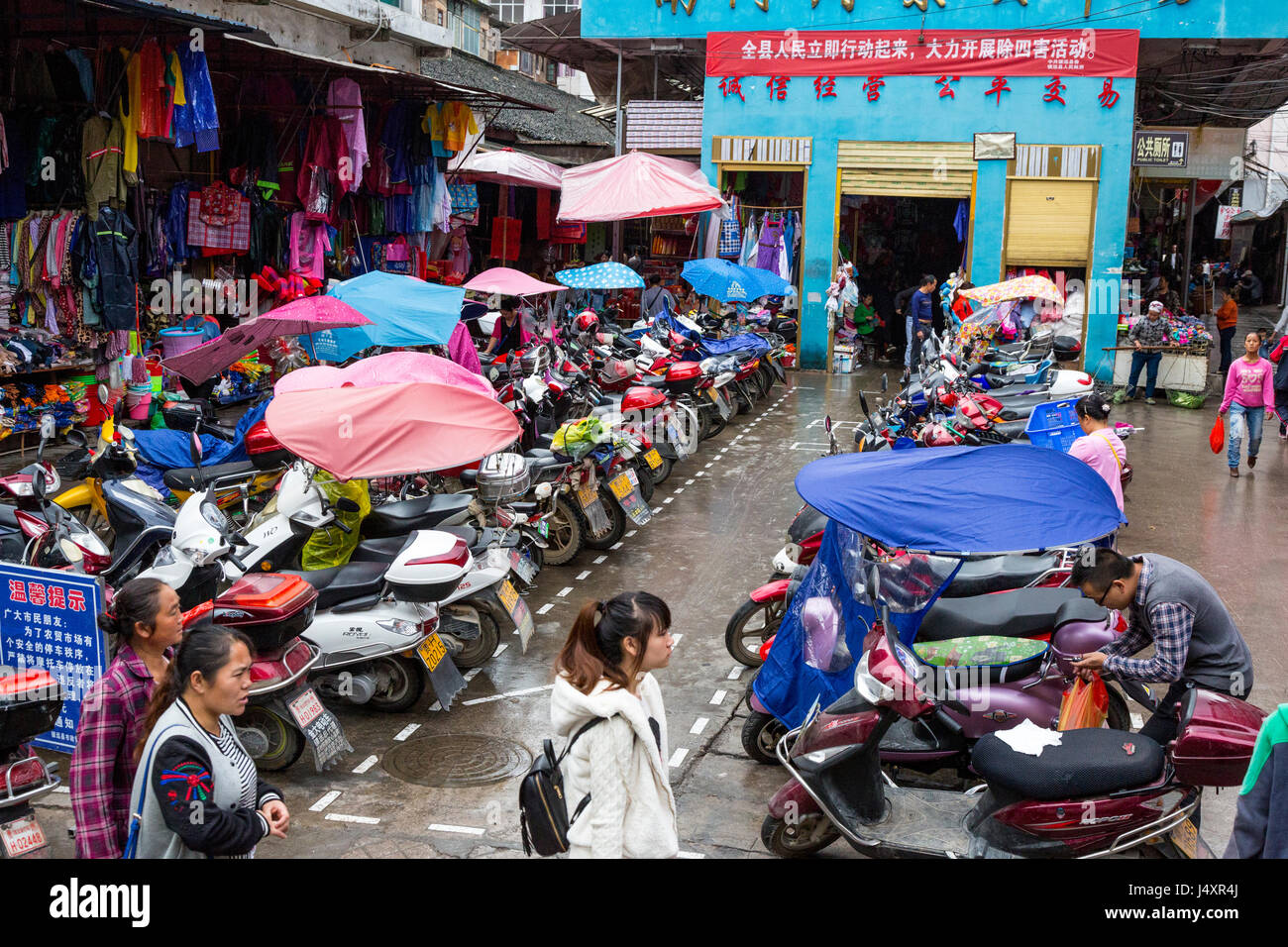 Zhenyuan, Guizhou, en Chine. Parking pour motos et Motorscooters. Banque D'Images