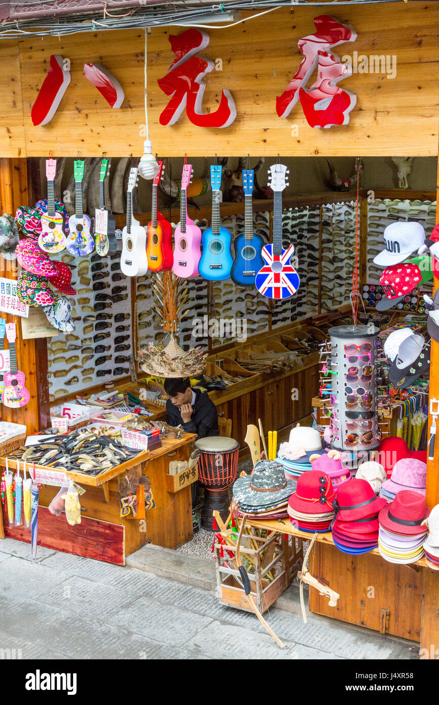 Zhenyuan, Guizhou, en Chine. Magasin de vente d'articles divers : les jouets pour enfants, des chapeaux, des peignes, des lunettes de soleil. Banque D'Images