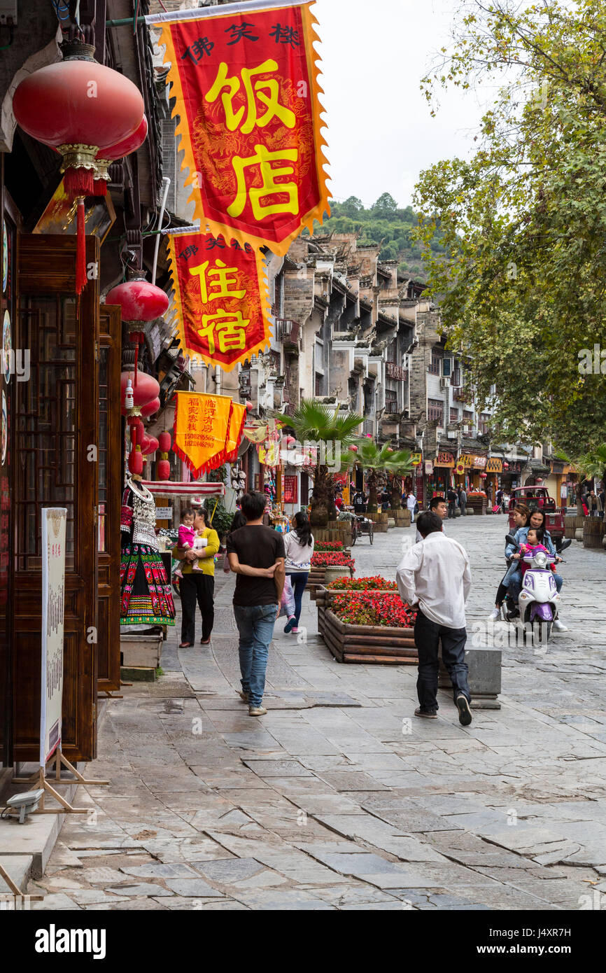 Zhenyuan, Guizhou, en Chine. Scène de rue au centre-ville commerçant. Banque D'Images