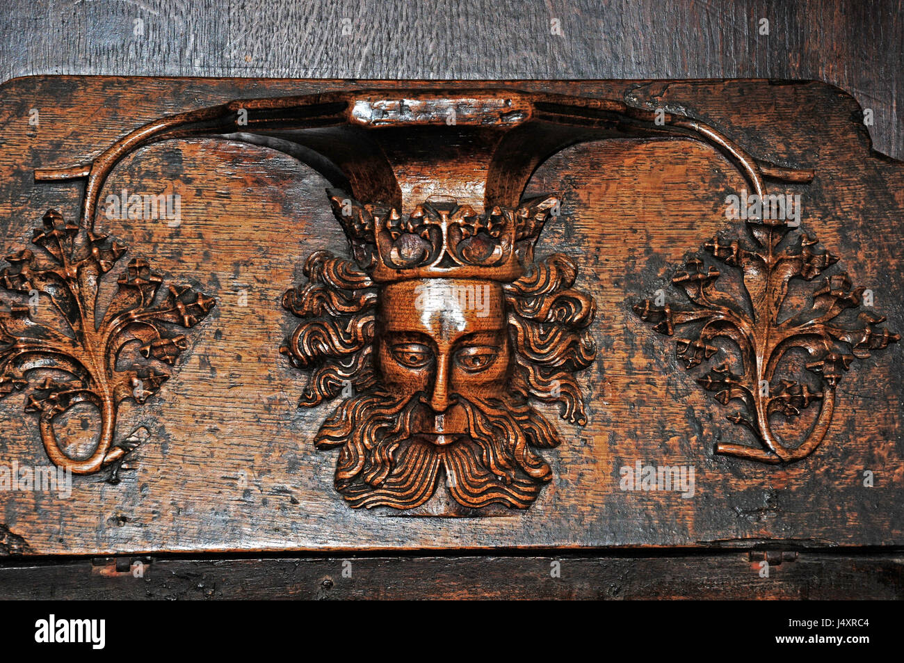Misericord en église paroissiale de St Laurence, Ludlow. Peut-être la ressemblance d'Edouard III , mais de façon stylisée pourrait être le roi David ou autres roi biblique. Banque D'Images