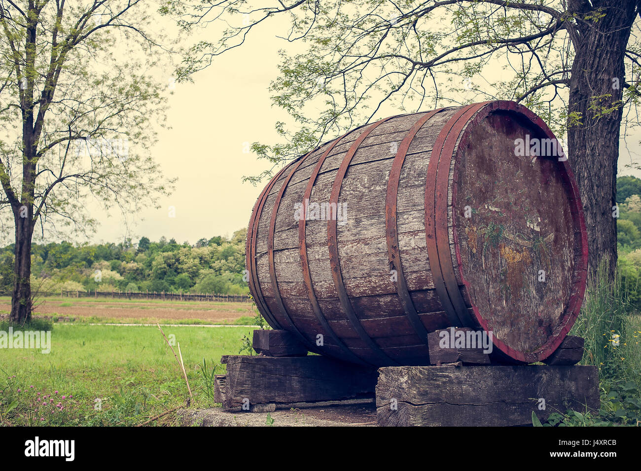 Vieux baril indiquant le début d'une zone de production de vin de raisin. Photo dans le style vintage. Banque D'Images