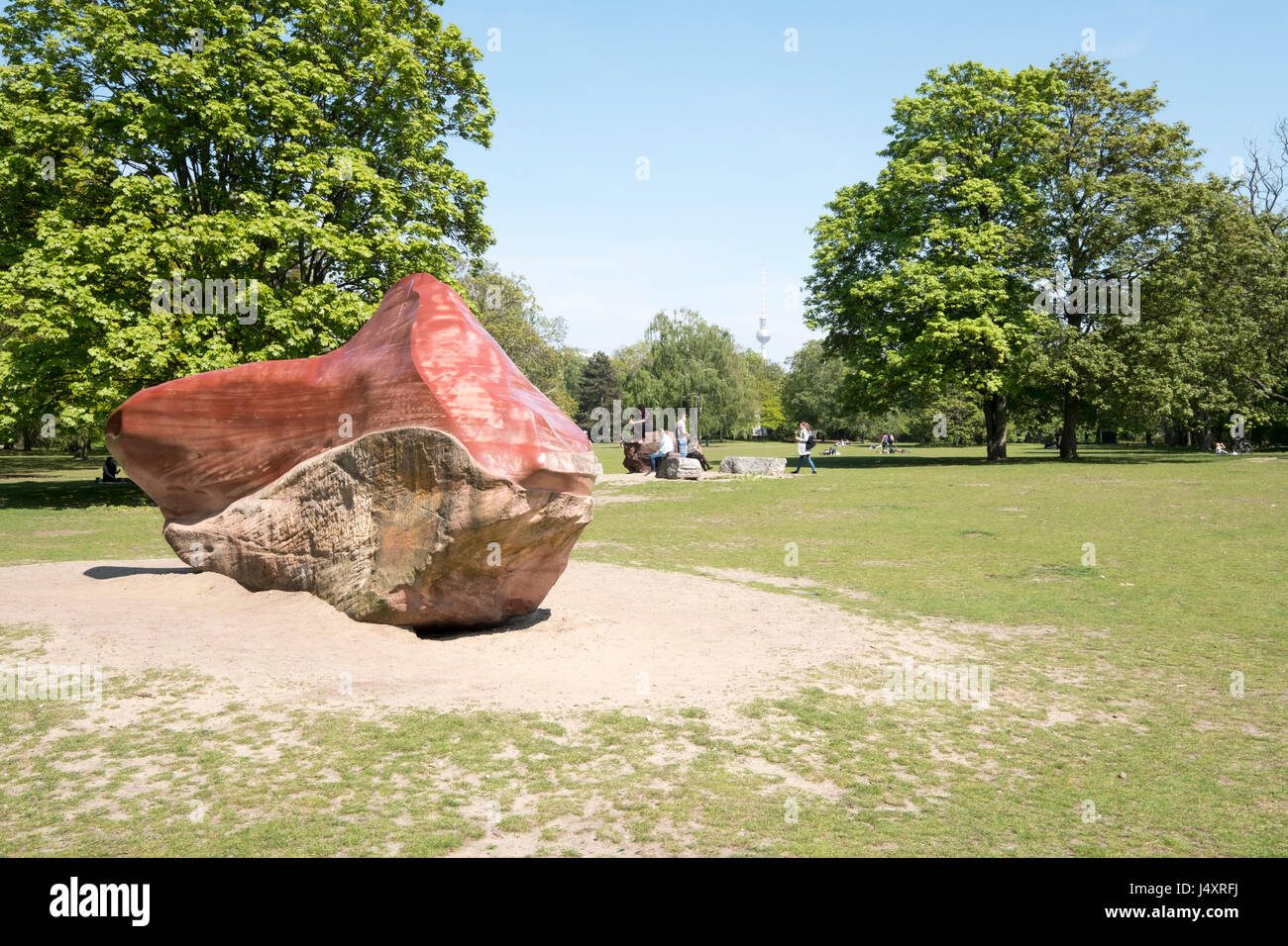 Les gens se détendre dans le Tiergarten par le projet Global Stone, Berlin, Allemagne Banque D'Images