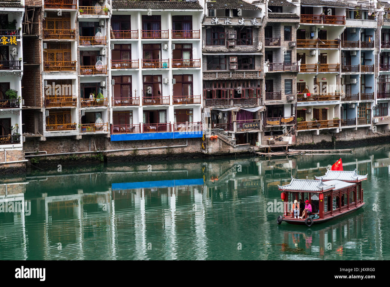 Zhenyuan, Guizhou, en Chine. Bateau-Logement Appartement en passant le long du fleuve Wuyang. Banque D'Images