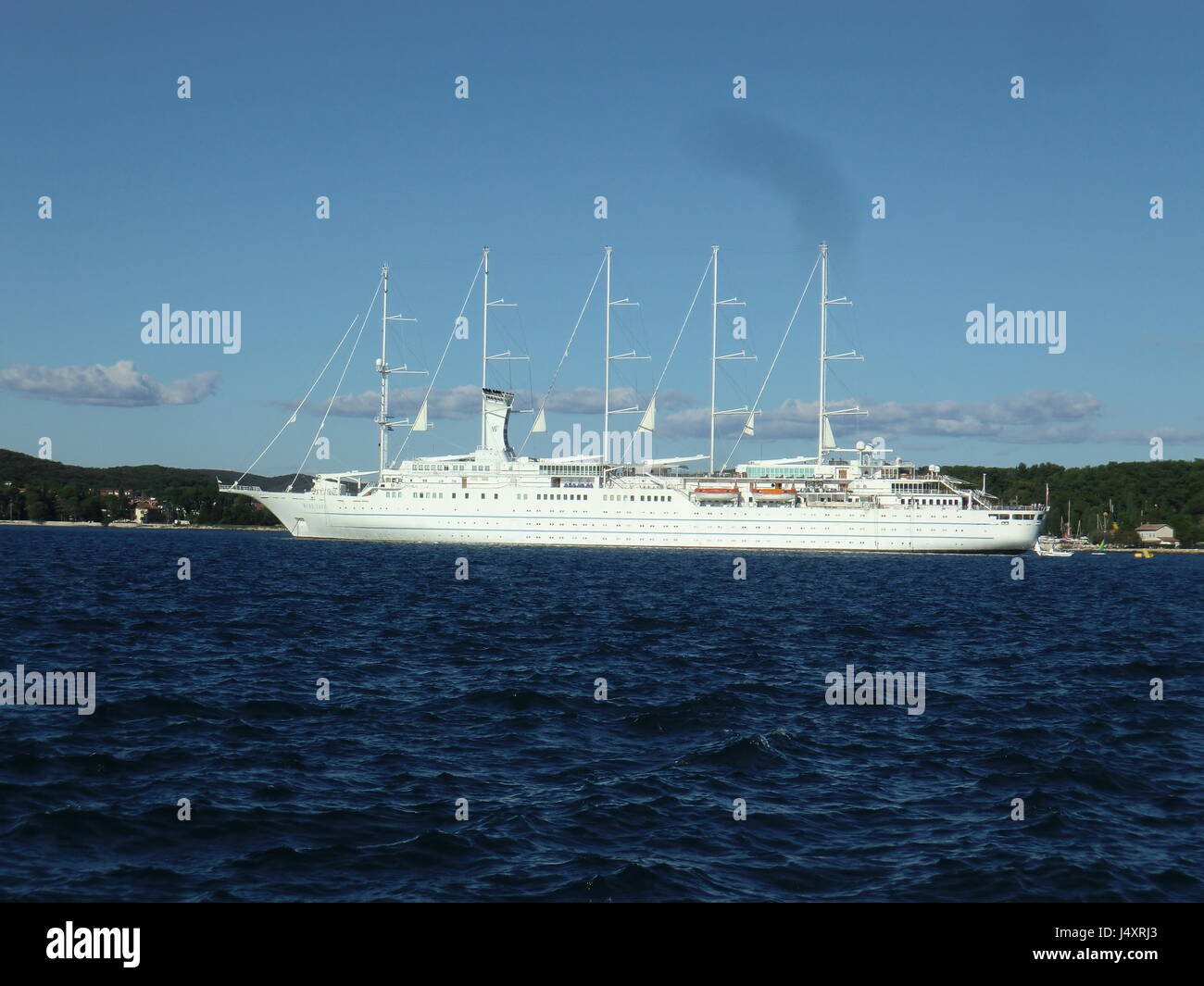 Croisière en mer quitte le port de Rovinj Banque D'Images