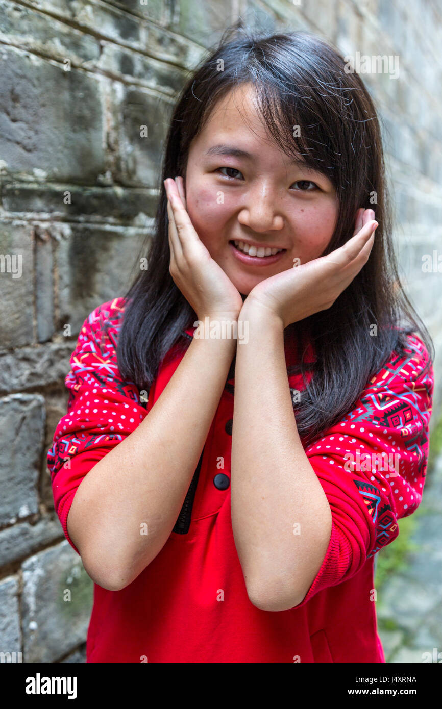 Zhenyuan, Guizhou, en Chine. Jeune femme qui pose pour la photo. Banque D'Images