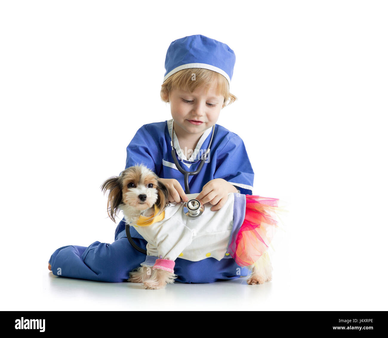 Petit garçon examinant puppy dog, isolé sur fond blanc Banque D'Images