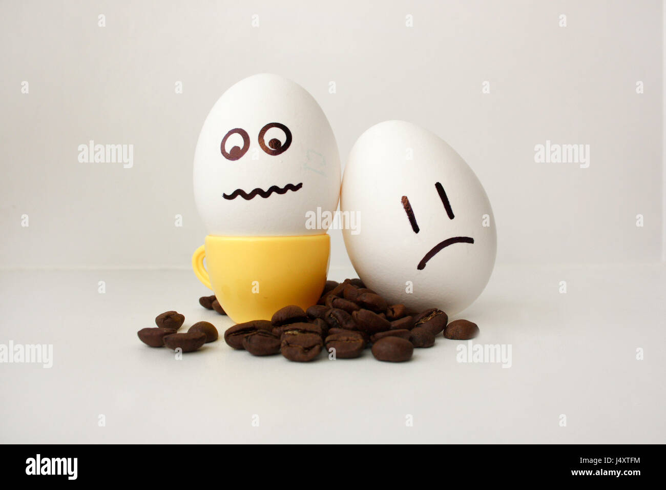 Un œuf avec un visage. Drôle et doux. Deux oeufs. Matin et tasse de café. Nécessaire. Parce que DEVENIR UNE FOIS. Je veux dormir. Somnolent. La photo pour votre d Banque D'Images