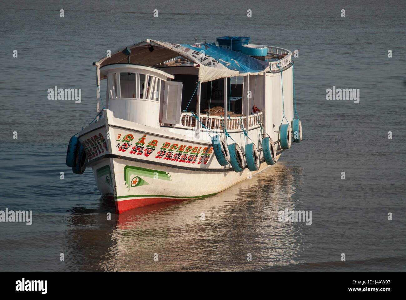 Transport d'un bateau sur la rivière Guama (Amazon) à Belem Ver-o-Peso port  après le déchargement de l'acai Photo Stock - Alamy