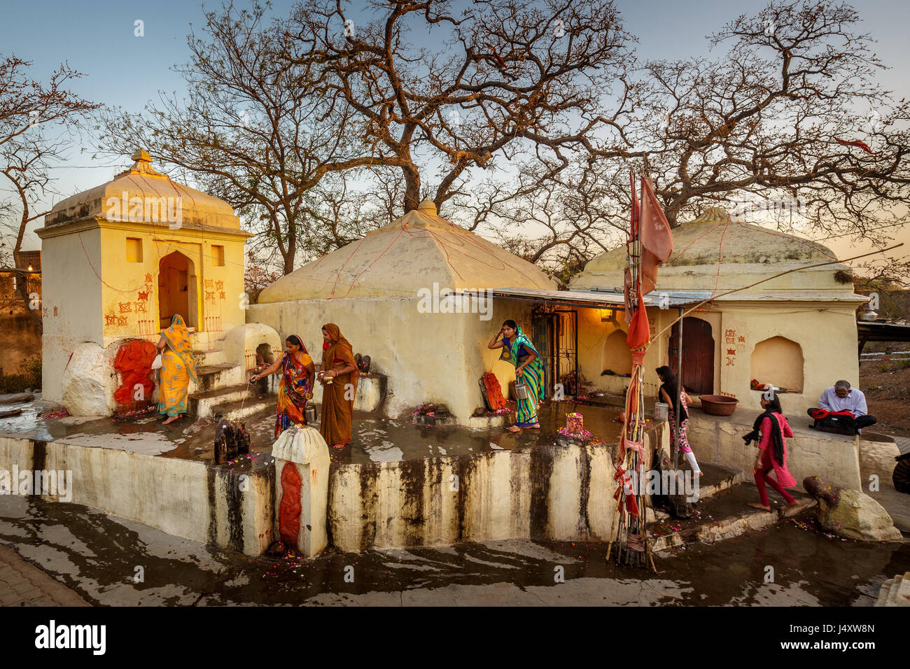 Puja sur Navratri Établissement Vasanta dans un petit temple à Orchha, Inde Banque D'Images