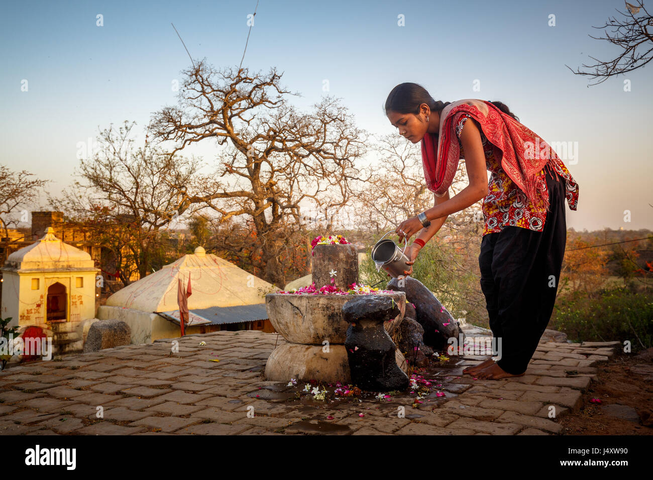 Jeune femme d'effectuer une puja sur Navratri Établissement Vasanta dans un petit temple à Orchha, Inde Banque D'Images