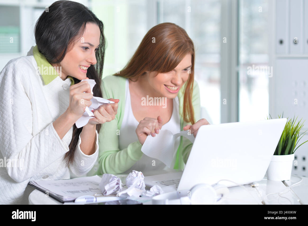 Portrait d'une belle femme d'affaires avec un ordinateur portable Banque D'Images
