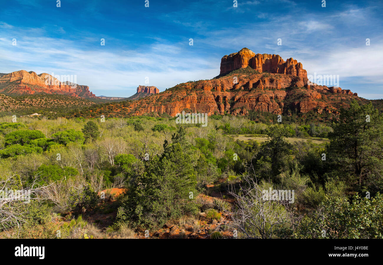 Cathedral Rock grès falaises vue panoramique sur le paysage avec Green Valley et Blue Skyline dans le parc national de Red Rock Sedona Arizona États-Unis Banque D'Images