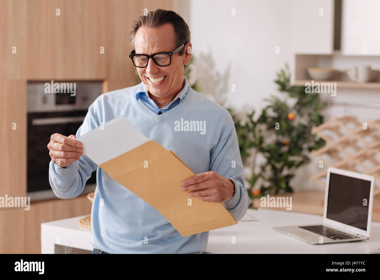 Senior businessman positif le travail à domicile Banque D'Images