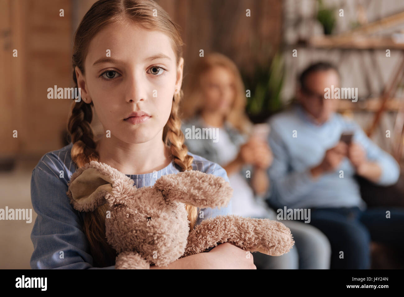Petite fille déprimée exprimant la tristesse à la maison Banque D'Images