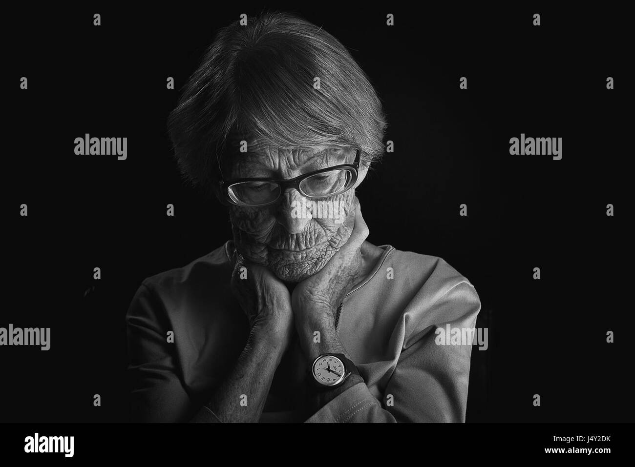 Une vie allemande est un documentaire sur la vie te Pomsel de Brunhilde, ministre de la propagande nazie Joseph Goebbels' sténographe. Sorti en 2016, réalisé par Christian Krones, Florian Weigensamer Schrotthofer, Roland, Olaf S. Müller. Cette photo est pour un usage éditorial uniquement et est l'auteur de la société film et/ou le photographe attribué par le film ou la société de production et ne peut être reproduite que par des publications dans le cadre de la promotion du film ci-dessus. Un crédit obligatoire pour l'entreprise de film est nécessaire. Le photographe devrait également être portés lorsqu'il est connu. Banque D'Images