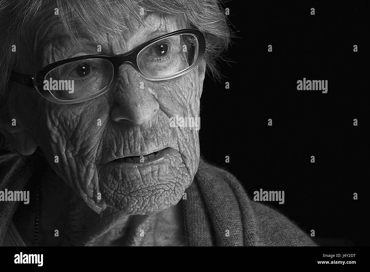 Une vie allemande est un documentaire sur la vie te Pomsel de Brunhilde, ministre de la propagande nazie Joseph Goebbels' sténographe. Sorti en 2016, réalisé par Christian Krones, Florian Weigensamer Schrotthofer, Roland, Olaf S. Müller. Cette photo est pour un usage éditorial uniquement et est l'auteur de la société film et/ou le photographe attribué par le film ou la société de production et ne peut être reproduite que par des publications dans le cadre de la promotion du film ci-dessus. Un crédit obligatoire pour l'entreprise de film est nécessaire. Le photographe devrait également être portés lorsqu'il est connu. Banque D'Images