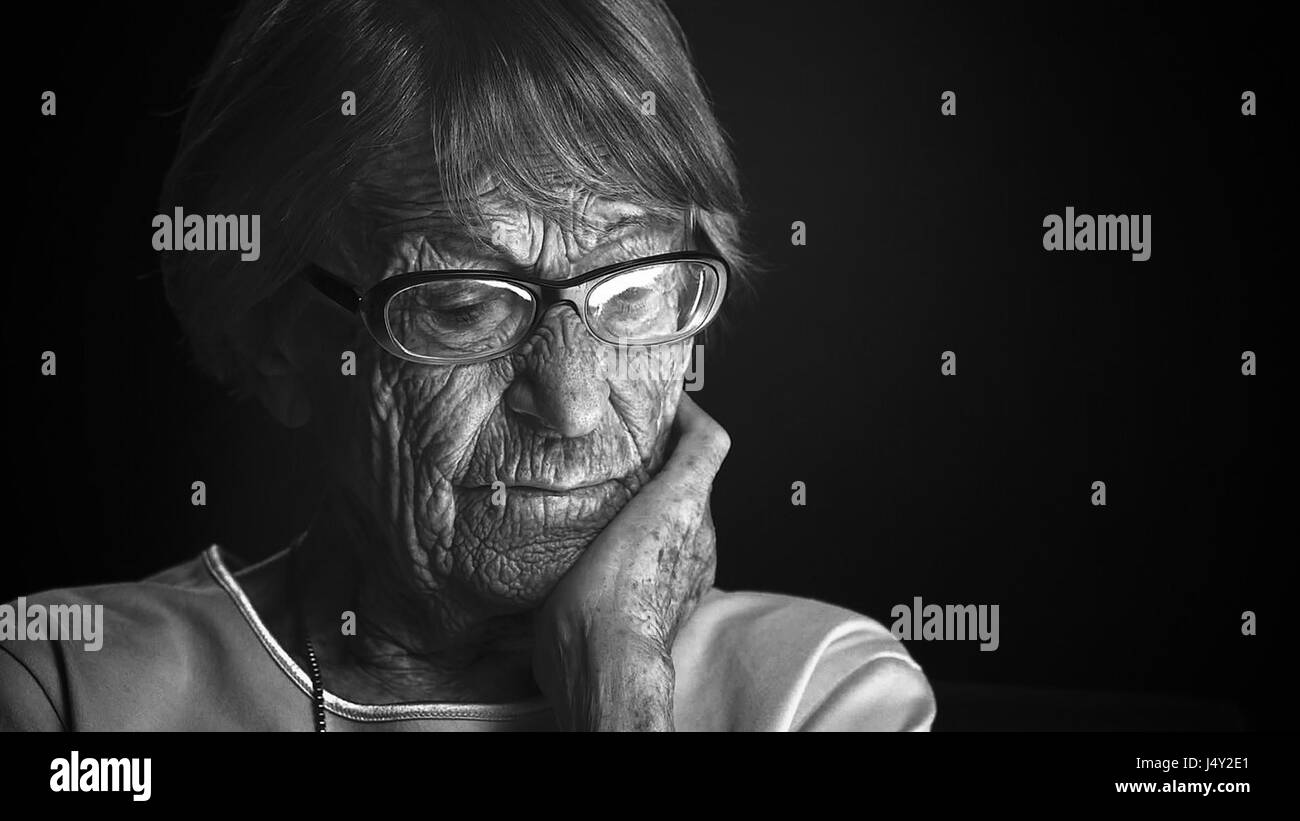 Une vie allemande est un documentaire sur la vie te Pomsel de Brunhilde, ministre de la propagande nazie Joseph Goebbels' sténographe. Sorti en 2016, réalisé par Christian Krones, Florian Weigensamer Schrotthofer, Roland, Olaf S. Müller. Cette photo est pour un usage éditorial uniquement et est l'auteur de la société film et/ou le photographe attribué par le film ou la société de production et ne peut être reproduite que par des publications dans le cadre de la promotion du film ci-dessus. Un crédit obligatoire pour l'entreprise de film est nécessaire. Le photographe devrait également être portés lorsqu'il est connu. Banque D'Images