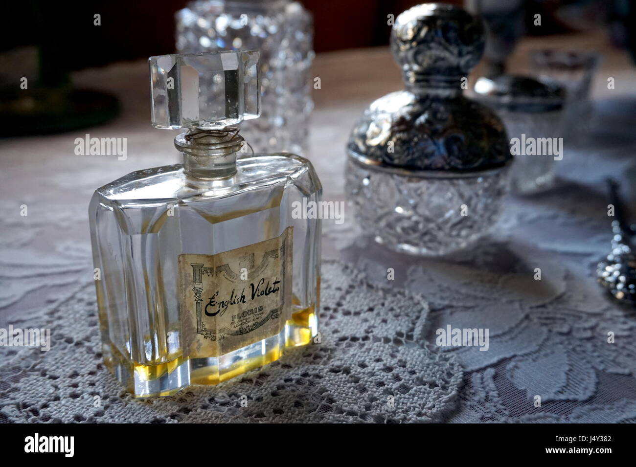 Cornwall, England, UK - 5 Avril 2017 : Bouteille de vieux millésime Engkish parfum violettes par Floris de Londres Banque D'Images