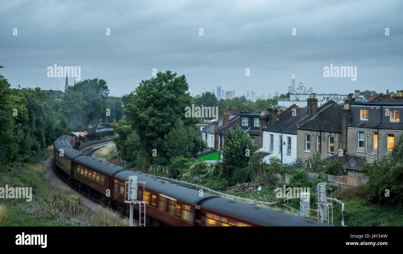 Londres, Angleterre - le 26 juillet 2015 : un train à vapeur, éclairée le soir, serpente à travers le sud de la banlieue de Londres West Norwood et Tulse Hill, avec sk Banque D'Images