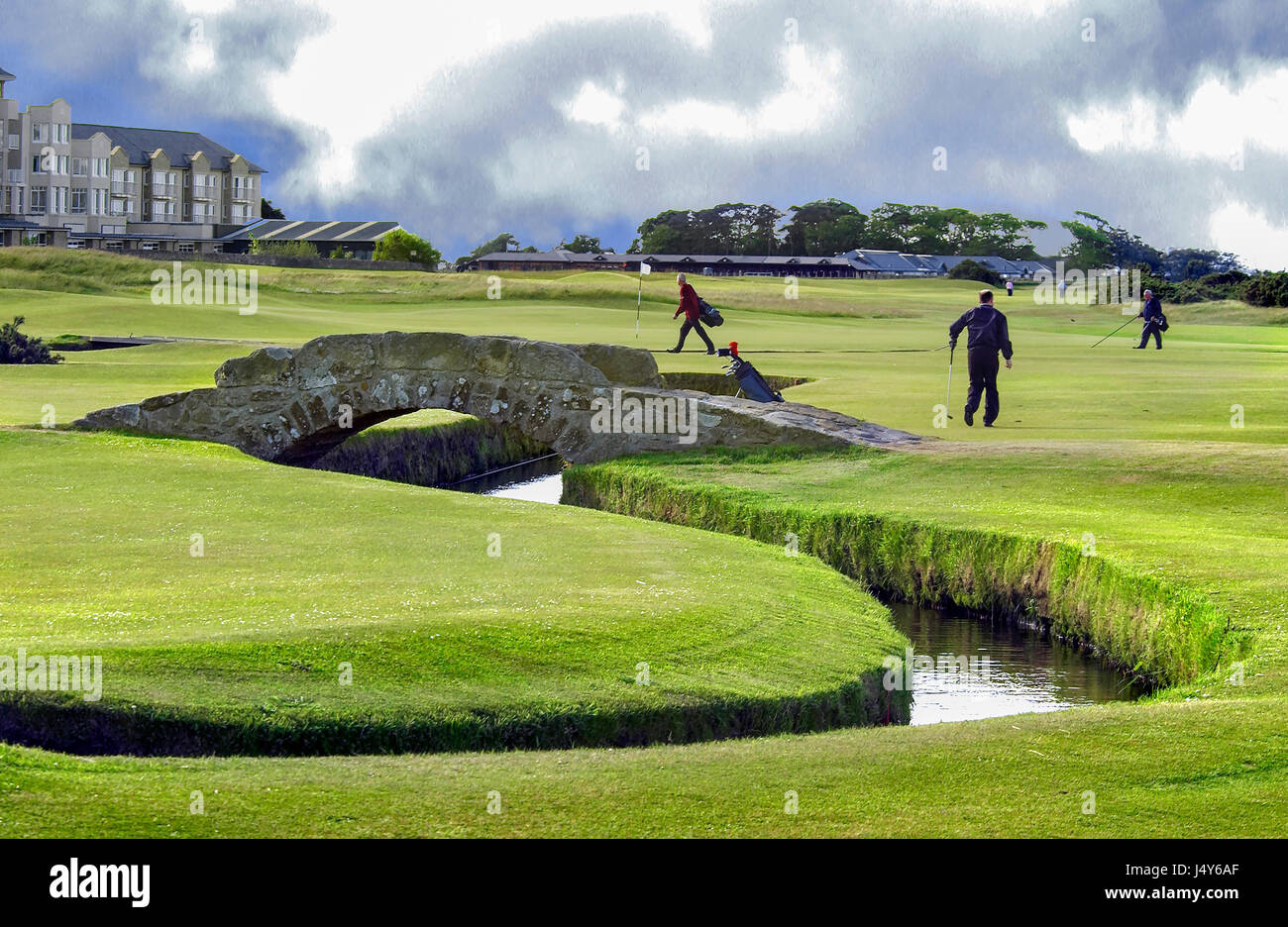 Le Royal and Ancient old course à St Andrews Fife, en Écosse. L'accueil du golf. Le pont est le célèbre Swilkan brûler. L'Ecosse Banque D'Images