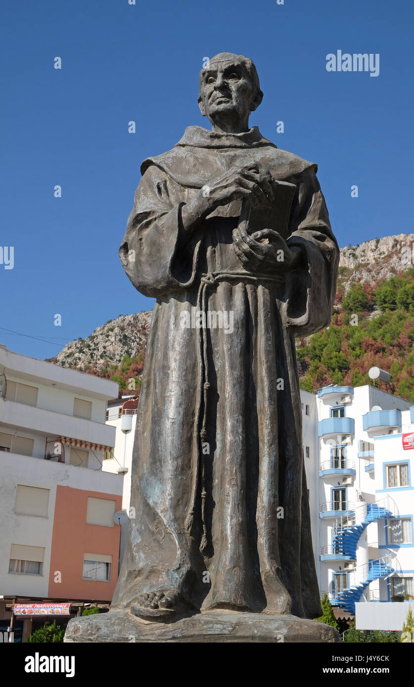 De Memorial à Zef Pllumi prêtre franciscain albanais et mémorialiste de Shëngjin, Albanie le 30 septembre 2016. Banque D'Images