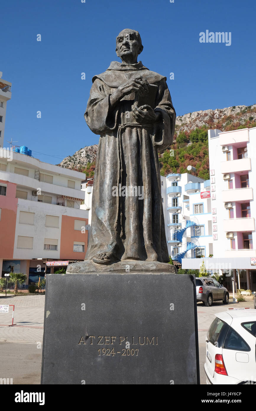De Memorial à Zef Pllumi prêtre franciscain albanais et mémorialiste de Shëngjin, Albanie le 30 septembre 2016. Banque D'Images