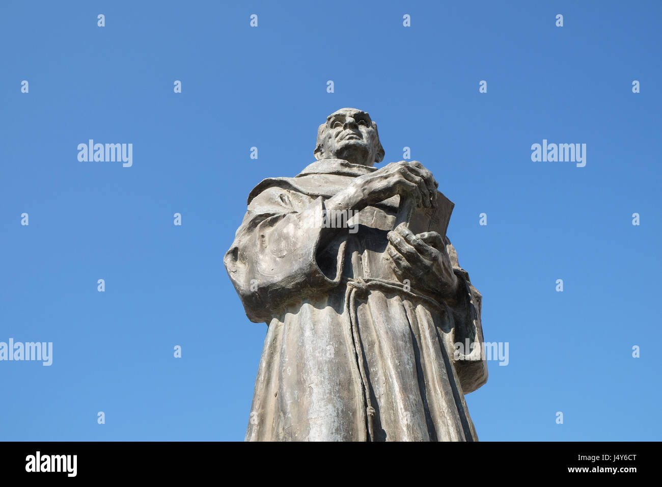 De Memorial à Zef Pllumi prêtre franciscain albanais et mémorialiste de Shëngjin, Albanie le 30 septembre 2016. Banque D'Images