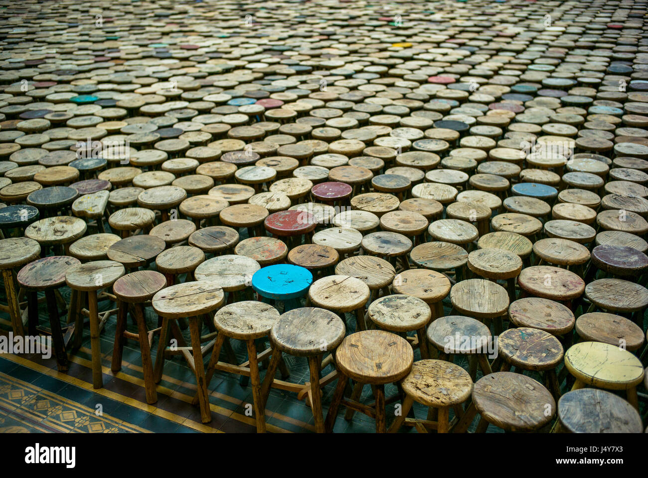 Période Ming tabourets à trois pieds, une partie de l'artiste chinois AiWeiwei installation dans le Martin Gropius Museum, Berlin. Banque D'Images