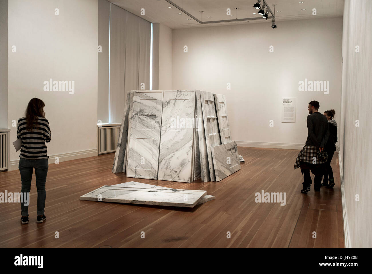 Un visiteur de l'Ai Weiwei 'preuves' exposition au Martin Gropius Bau,  Berlin, porte sur une installation de décombres remis de son studio de  Shanghai Photo Stock - Alamy