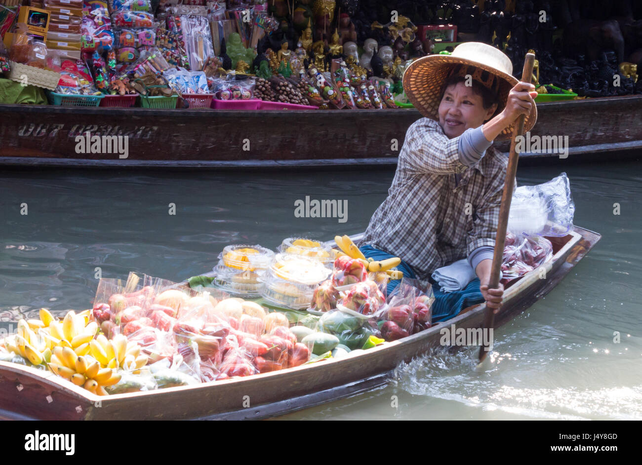 Les commerçants et les touristes en bateaux sur le marché flottant de Damnoen Saduak, Thaïlande Banque D'Images