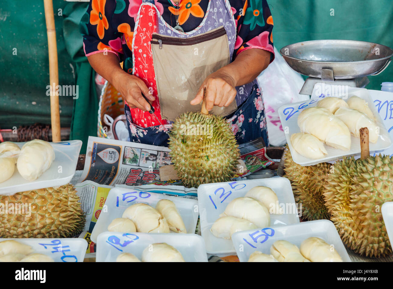 CHIANG MAI, THAÏLANDE - 24 août : coupe femme durian à vendre au marché le 23 août 2016 à Chiang Mai, Thaïlande. Banque D'Images