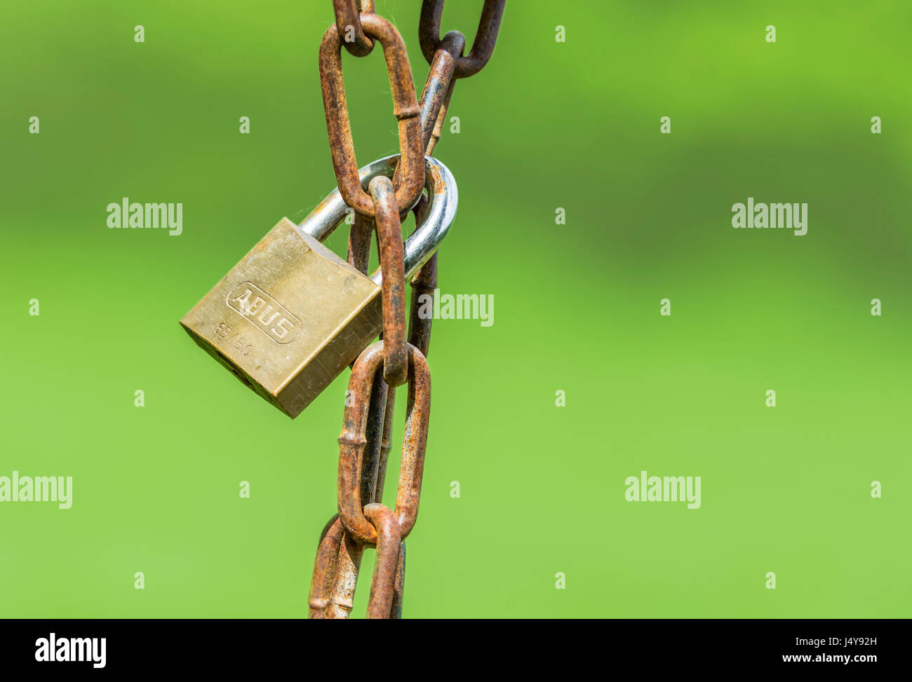 Concept verrouillé. Cadenas fermé autour d'une chaîne rouillée. Suspendue à un verrouillage de la chaîne. Banque D'Images