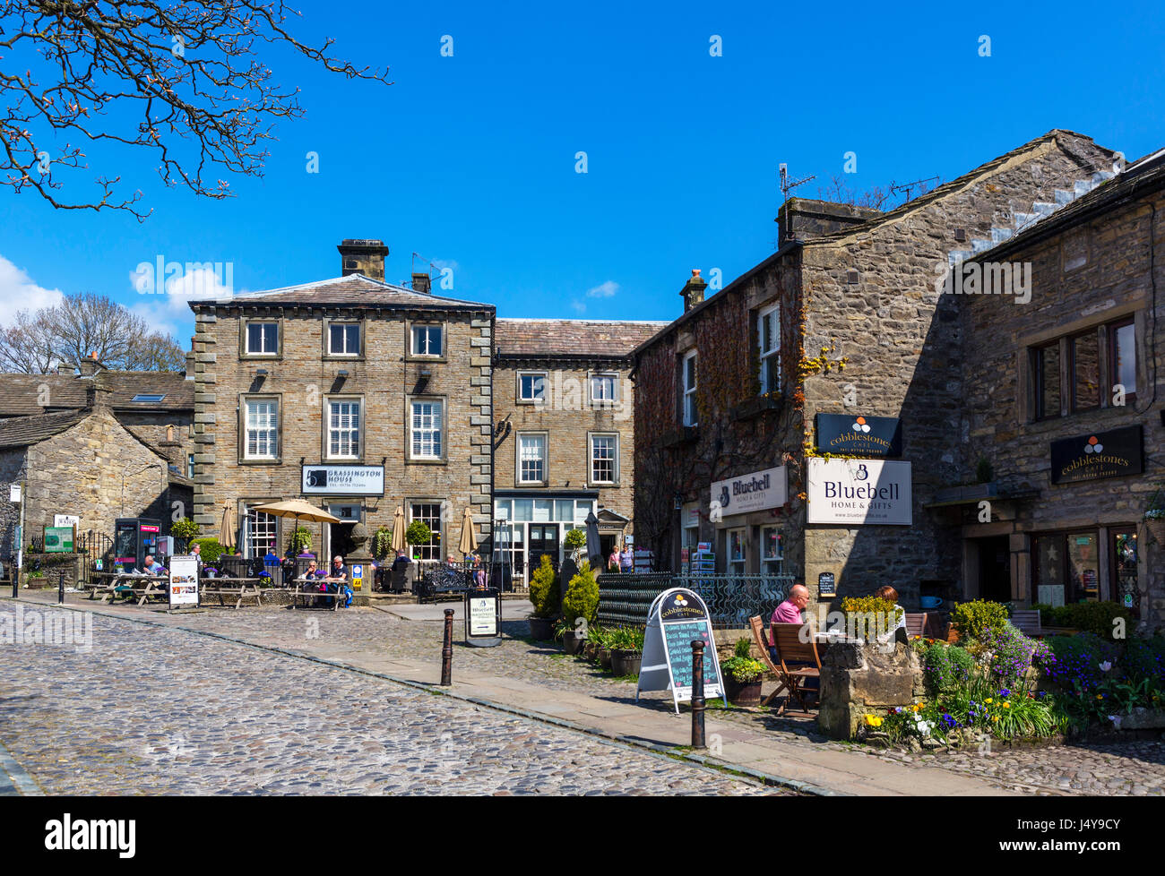 Café sur la place du village traditionnel Anglais de Grassington, Wharfedale, Yorkshire Dales National Park, North Yorkshire, Angleterre, Royaume-Uni. Banque D'Images