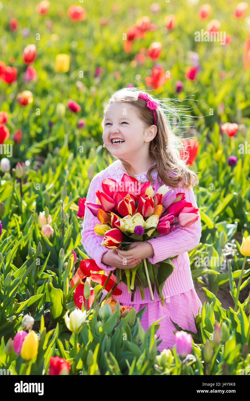 Simulation Artificielle Fleur En Soie Petite Fleur Rose Fille Bouquet De Mariée De Sayuri Tenant Des Fleurs Pour Le Mariage