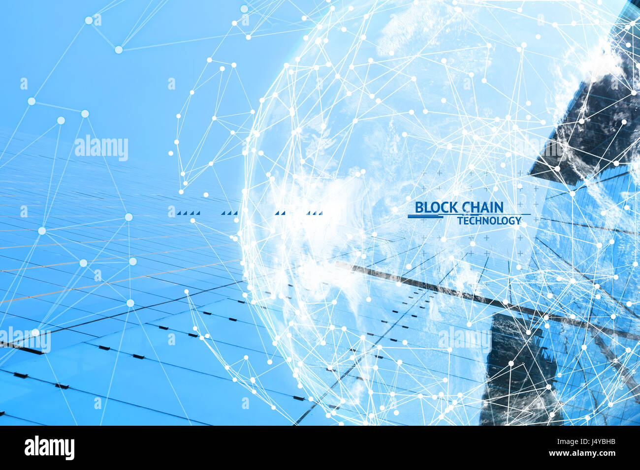 La technologie réseau Fintech et Blockchain concept , grand livre distribué connectez technologie wireframe et cloud globe fourni par la NASA avec blue buildi Banque D'Images