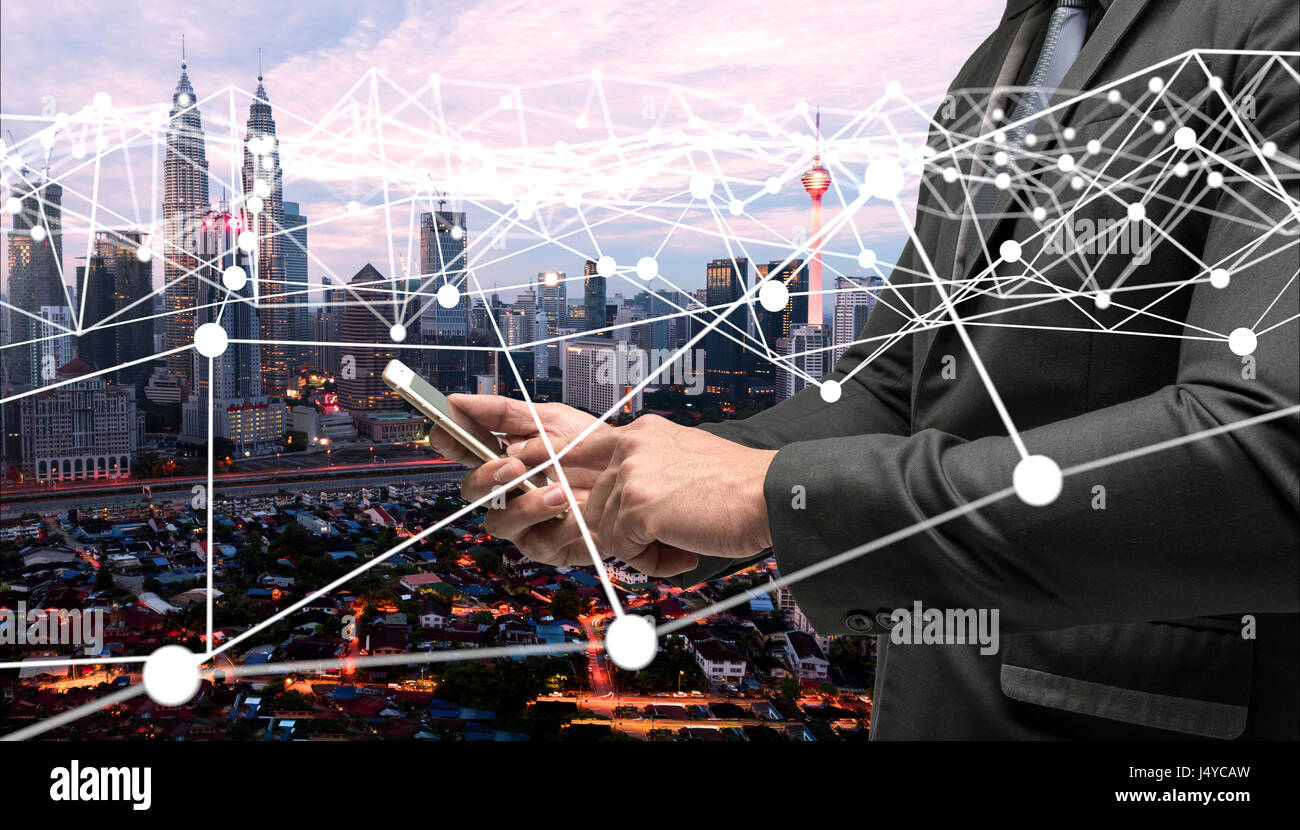 Réseau de neurones , perturbation numérique , Smart city et internet des objets concept. L'homme d'affaires suit en utilisant la technologie smart phone mobile et atom graphi Banque D'Images
