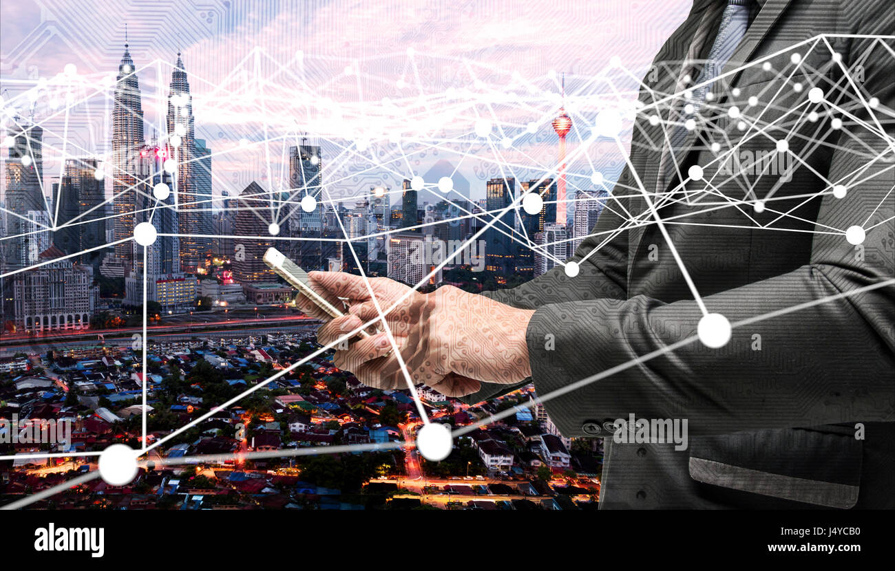 Réseau de neurones , perturbation numérique , Smart city et internet des objets concept. L'homme d'affaires suit en utilisant la technologie mobile smart phone , Atom et Ele Banque D'Images