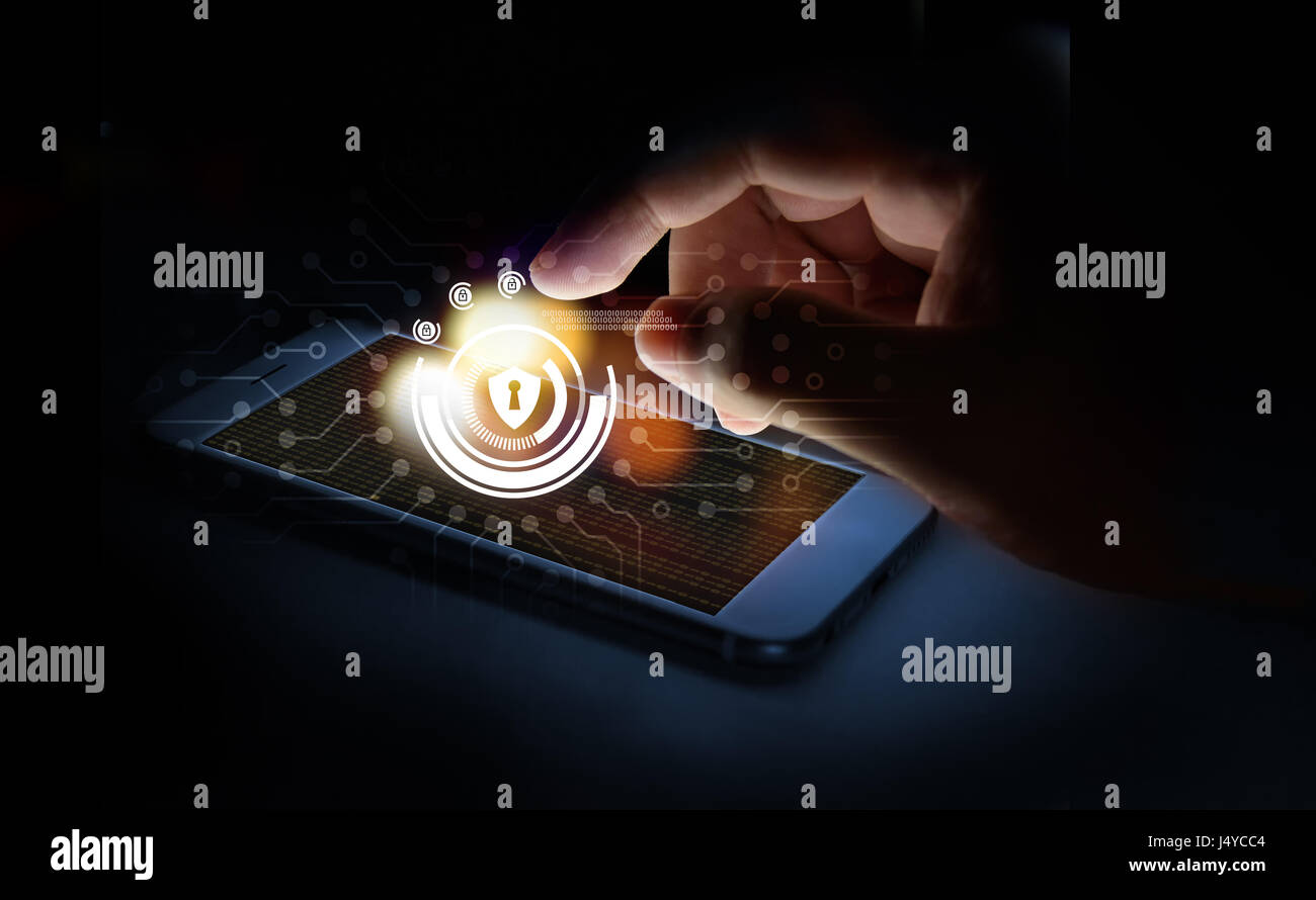 Cyber security network concept. L'homme doigt avec smartphone avec verrouillage de l'écran virtuel de mise en réseau et l'écran graphique de codage binaire. Flare Effet Lumière Banque D'Images