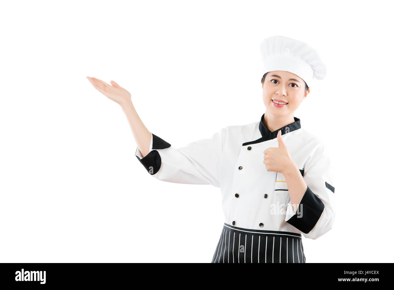 Cuisinier ou chef femme montrant et présentation de Thumbs up pour la bonne cuisine. geste isolé sur fond blanc. profession et l'industrie job concept. Banque D'Images