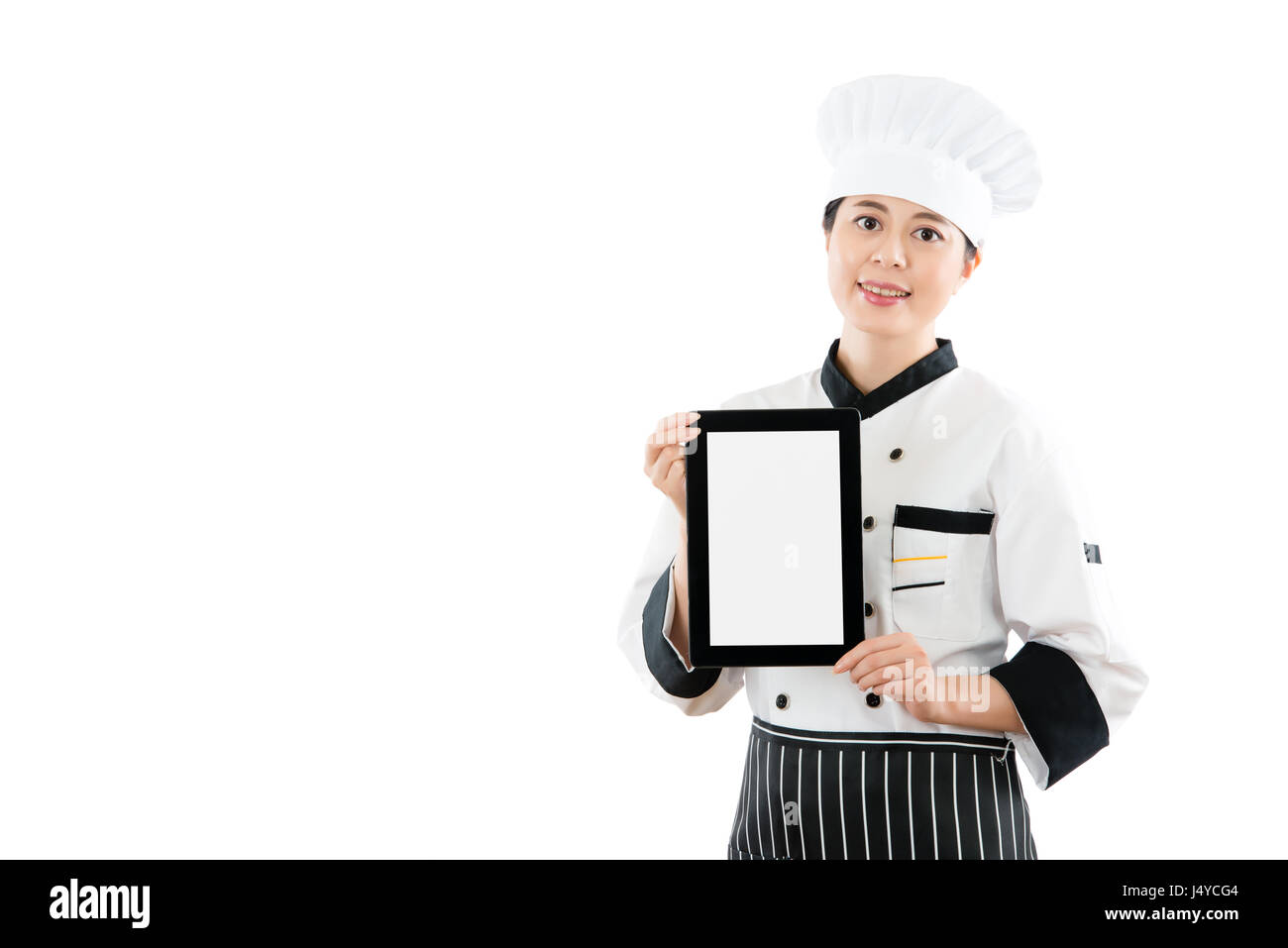 Mixed Race woman chef asiatique pad tablette numérique à affichage Ordinateur avec écran vide pour copier l'espace. isolé sur fond blanc. profession et de l'industrie Banque D'Images