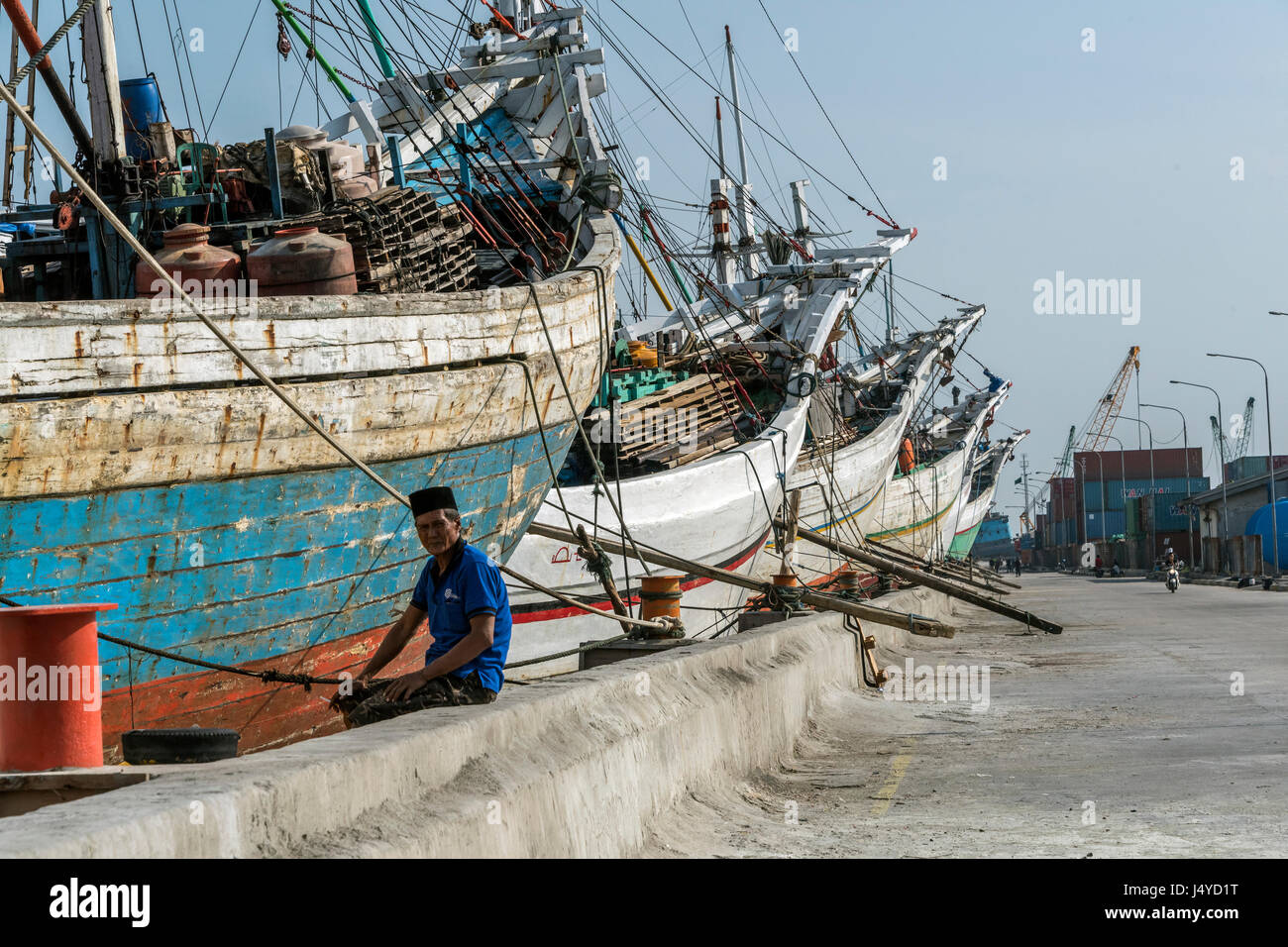 Pinisi au quai de Sunda Kelapa, Jakarta, Indonésie Banque D'Images